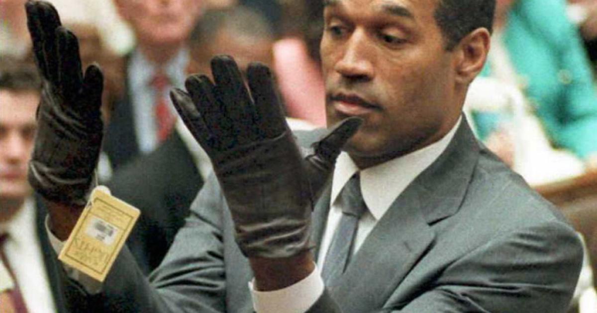 O. J. Simpson, probándose los guantes en el juicio