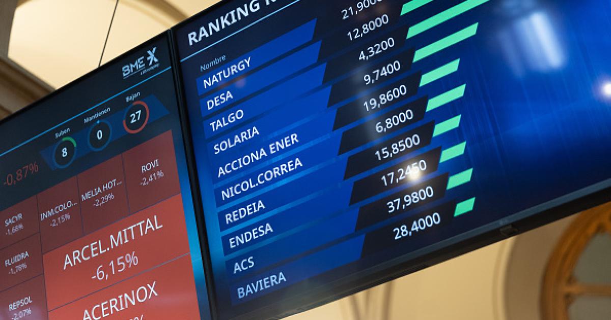 Imagen de archivo de los paneles de la Bolsa de Madrid, con el indicador de Naturgy.