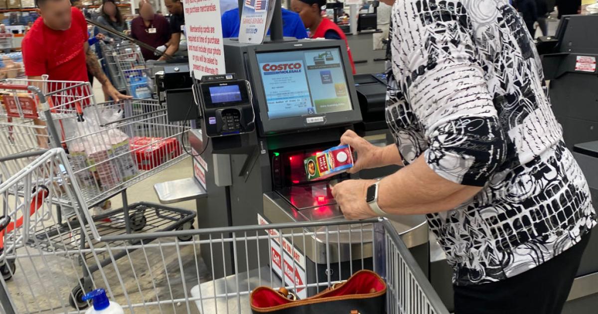 Una clienta de Costco paga por su compra en un supermercado de Florida.