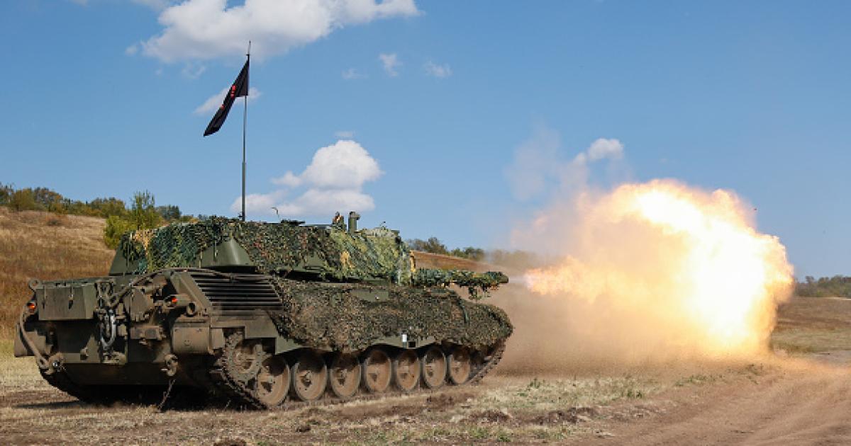 Imagen de archivo de soldados ucranianos operando un tanque Leopard 1.