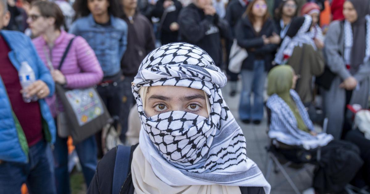 Una estudiante participa en una protesta en la Ciudad Universitaria de Nueva York