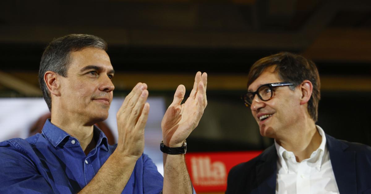 El presidente del Gobierno, Pedro Sánchez, y el candidato del Partido Socialista Catalán, Salvador Illa.