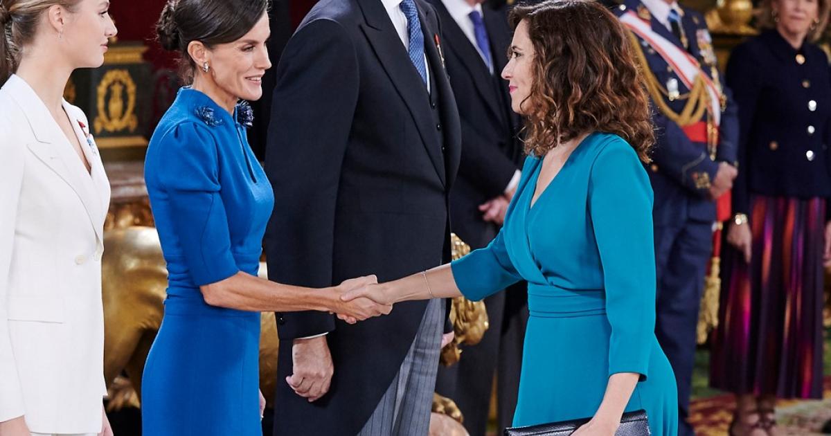 La reina Letizia saludando a Ayuso.