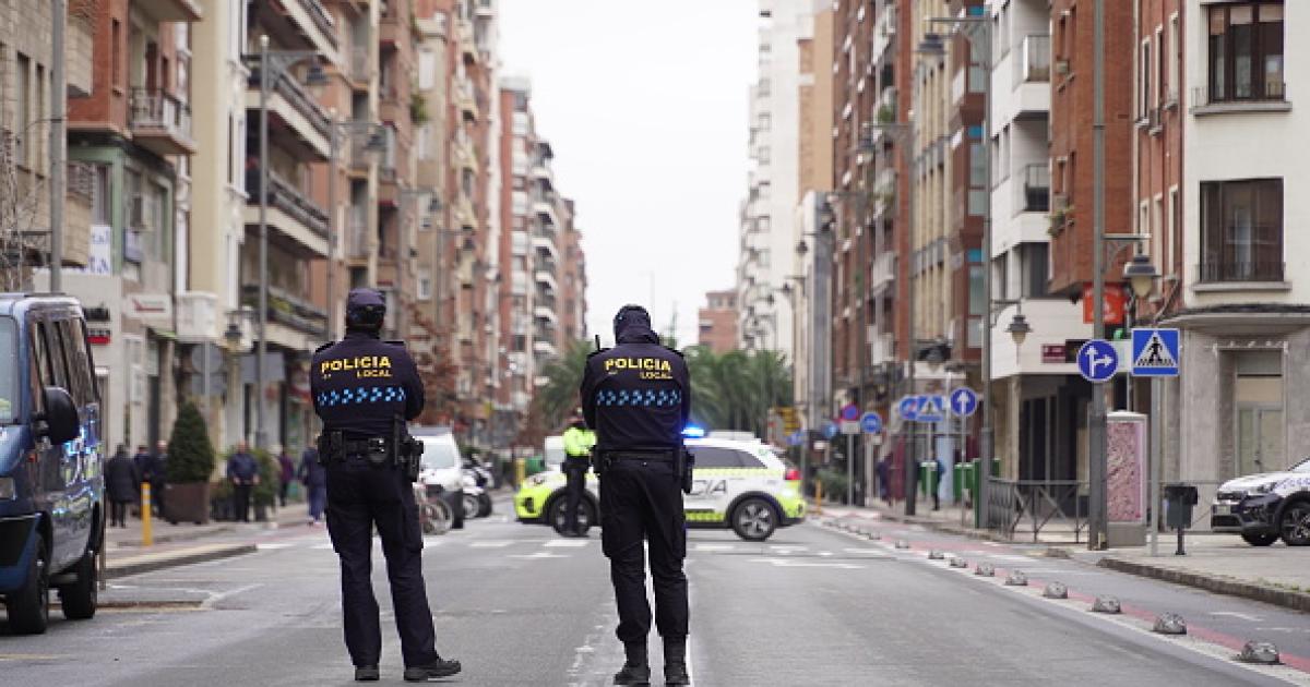 Imagen de archivo de dos agentes de la Policía Local de Logroño.