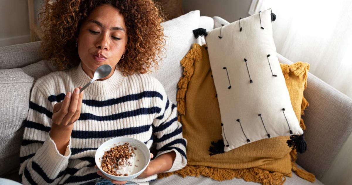 Mujer disfrutando de cereales