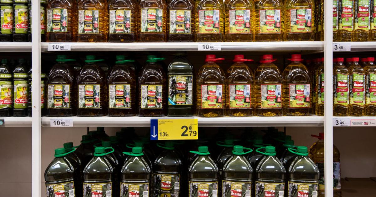 Garrafas de aceite de oliva en los lineales de un supermercado en España.