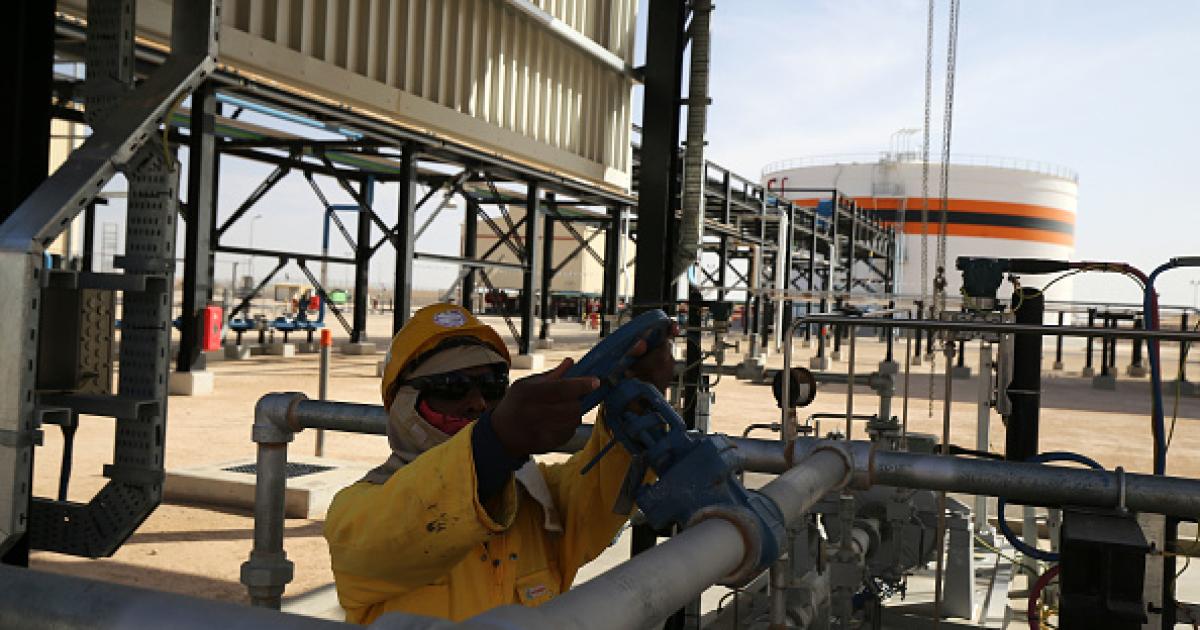 Un operario maneja un sistema en la central de gas HGA Sud - Hassi, en Ouargla (Argelia).
