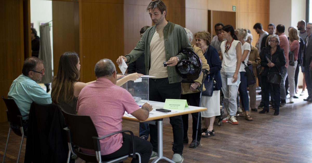 Personas votando en un colegio electoral de Cataluña.