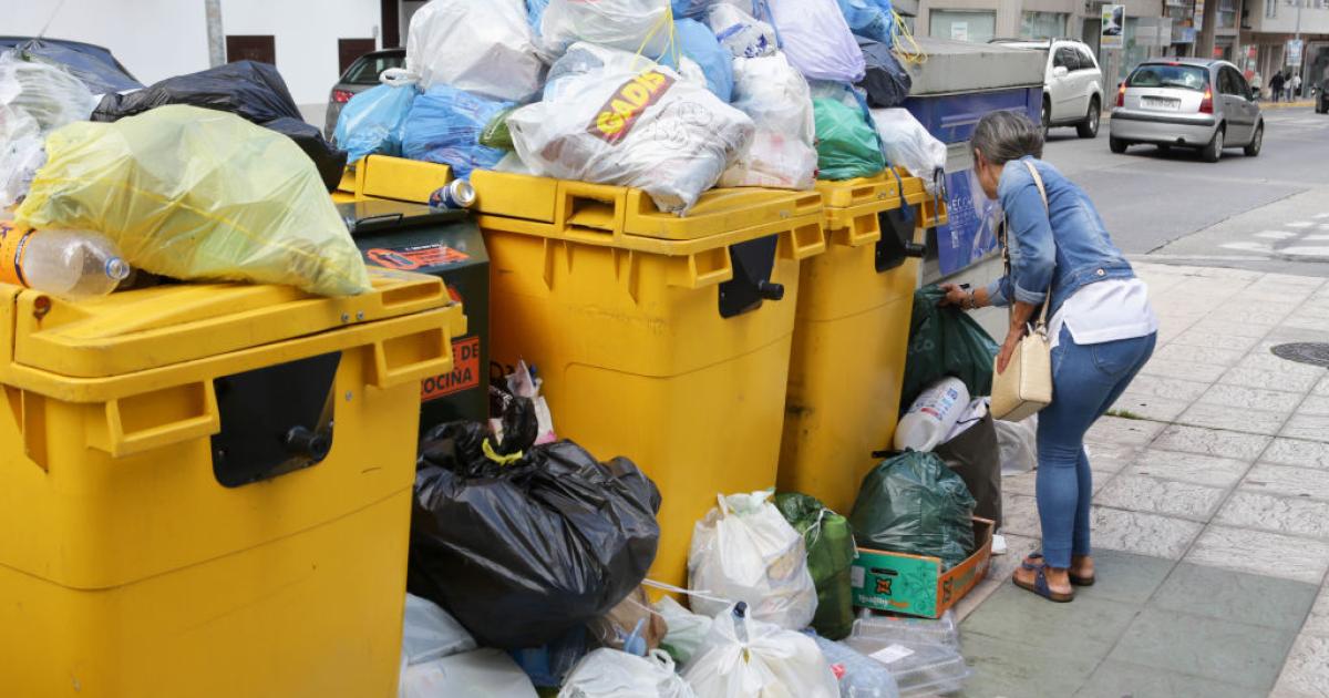 Basura apilada en contenedores