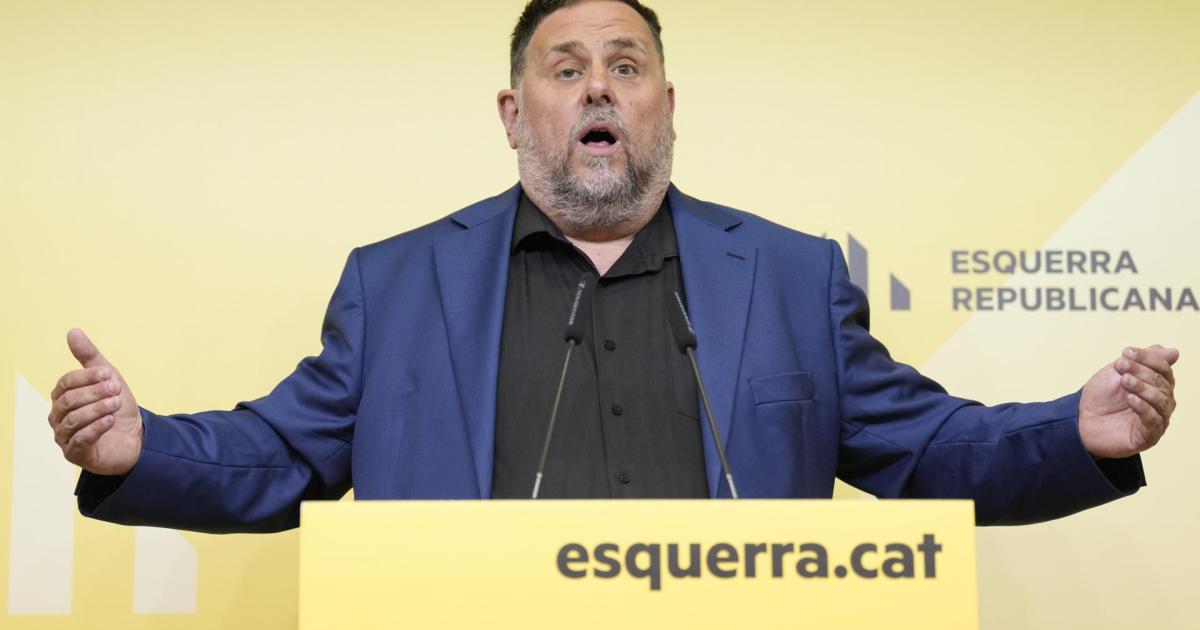 El presidente de ERC, Oriol Junqueras, durante su comparecencia hoy, ofreciendo una rueda de prensa para explicar su decisión de dejar la presidencia de la formación política republicana.