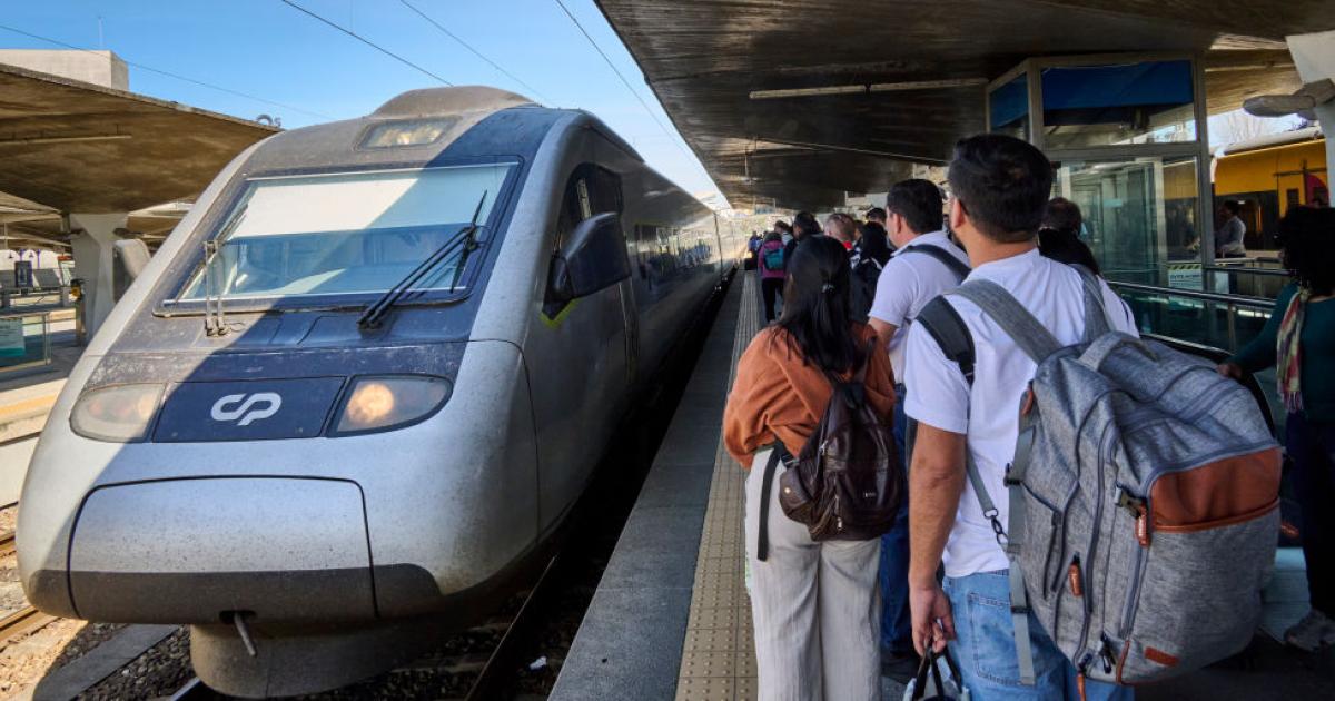 Turistas y lugareños en el andén de la estación de tren de Campanha, en Porto, cuando entra un convoy.