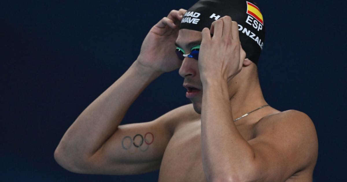 Hugo González, instantes antes de lanzarse a la piscina en Doha 2024