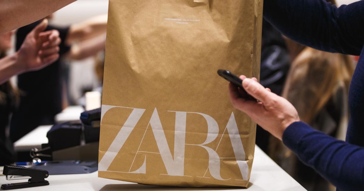 Clientes pagando en una tienda de Zara, del grupo Inditex.