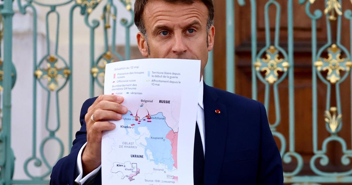 El presidente de Francia, Emmanuel Macron, muestra un mapa con la situación de la guerra en Ucrania durante su rueda de prensa de este 28 de mayo