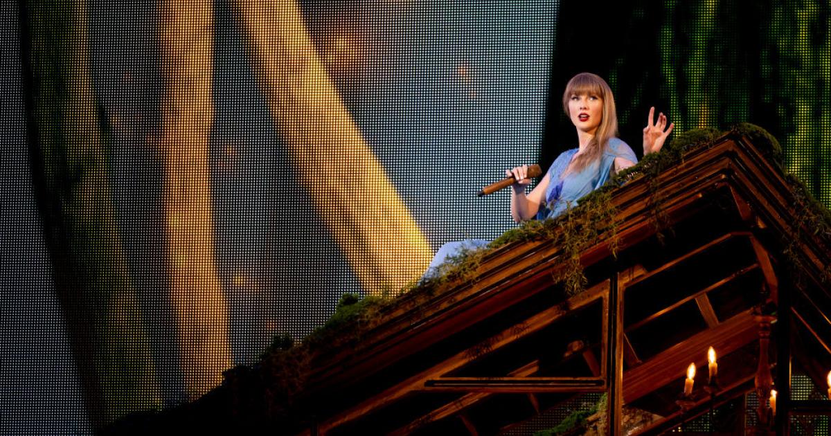 Taylor Swift actúa en el primero de sus dos conciertos que ofrecerá en el Santiago Bernabéu, en Madrid.