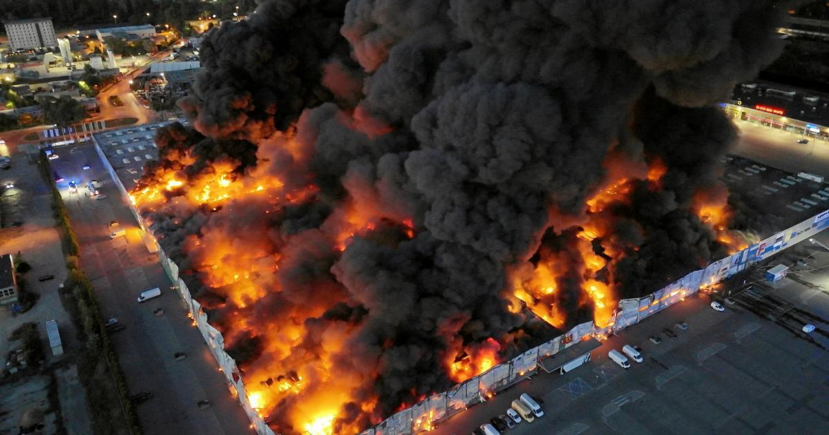 Vista grabada por un dron en el incendio del centro comercial Marywilska 44, en Varsovia.