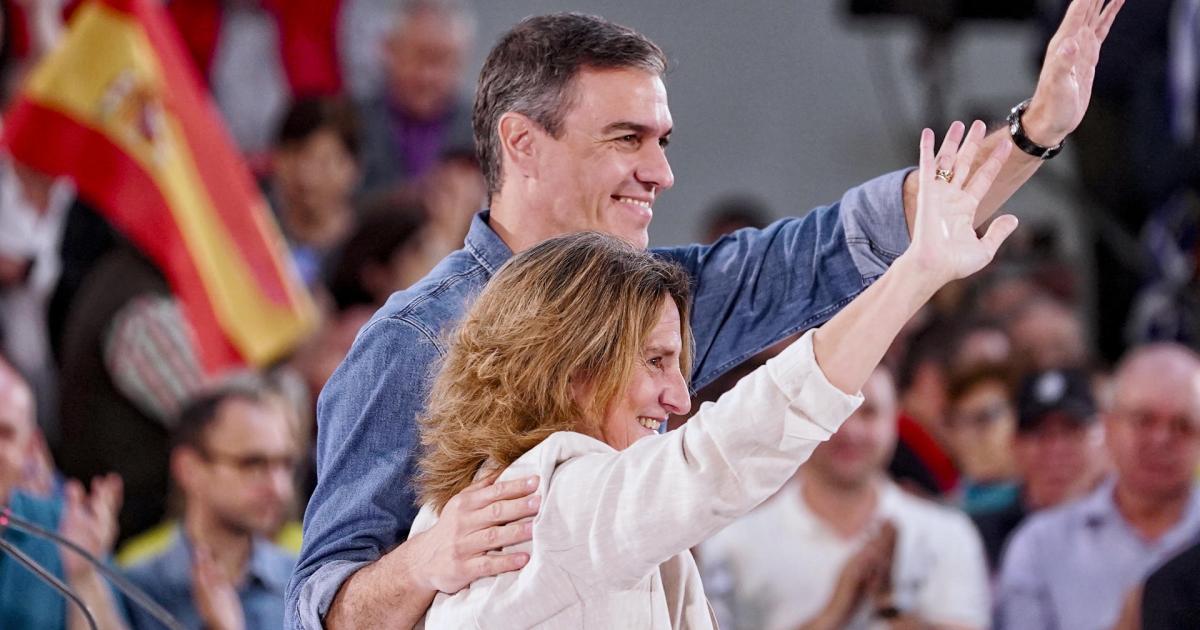 El presidente del Gobierno y líder del PSOE, Pedro Sánchez, acompaña a la cabeza de lista del partido a las elecciones europeas, Teresa Ribera, durante un acto de campaña en Valladolid.