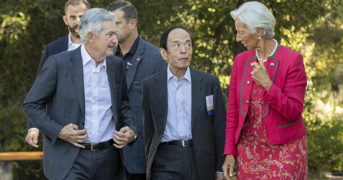 El presidente de la Reserva Federal, Jerome Powell; el gobernador del Banco de Japón, Kazuo Ueda; y la presidenta del BCE, Christine Lagarde.