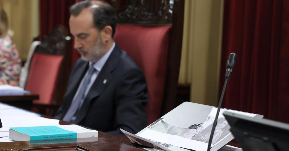 El presidente del Parlament, Gabriel Le Senne, sentado al lado del ordenador de Mercedes Garrido (PSIB) con la foto arrancada de Aurora Picornell