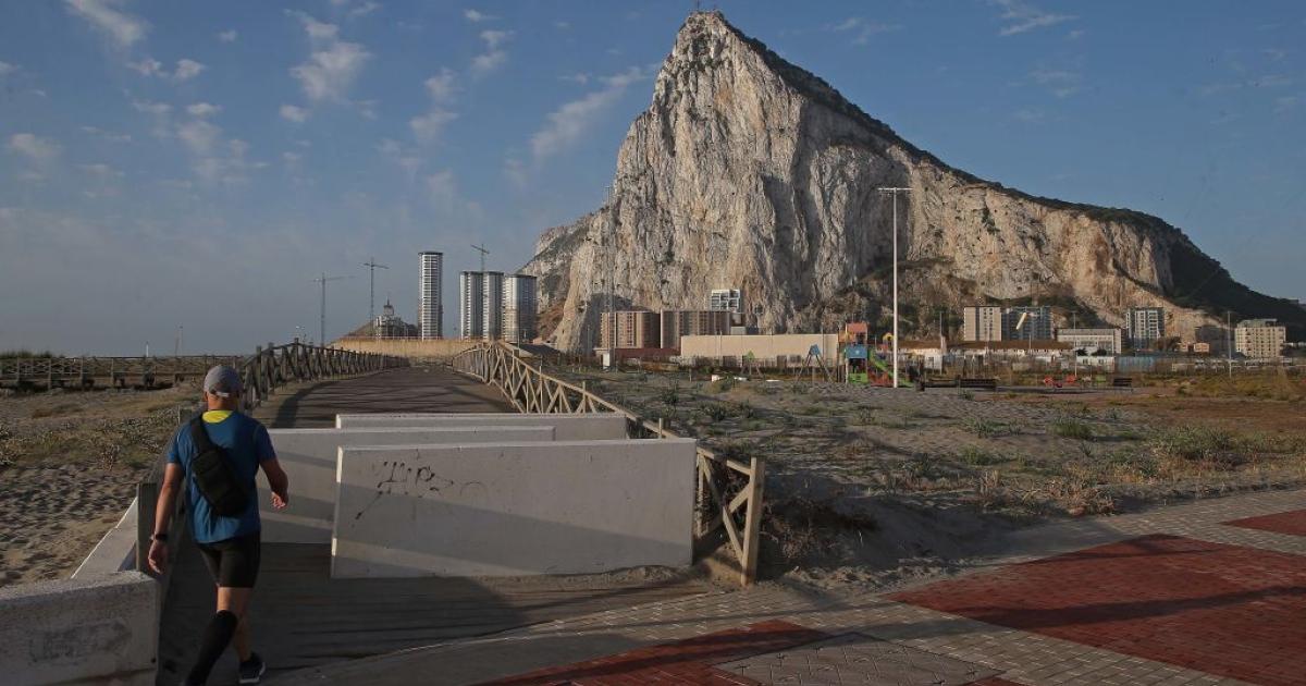 El Peñón de Gibraltar, al fondo