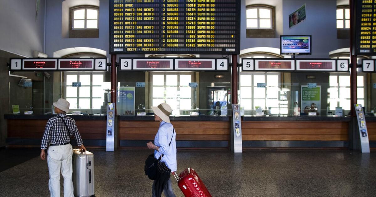 Dos viajeros en la estación de tren de Campanha, en Oporto.