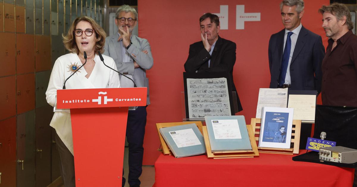 La directora de contenidos de La Ser, Montserrat Domínguez, da un discurso en el marco del acto en el que la cadena de radio ha aportado su legado a la Caja de las Letras este jueves en Madrid.