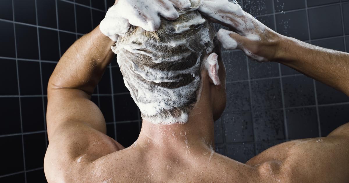 Una persona lavándose el pelo