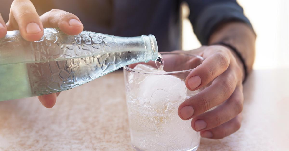 Un vaso de agua con gas.