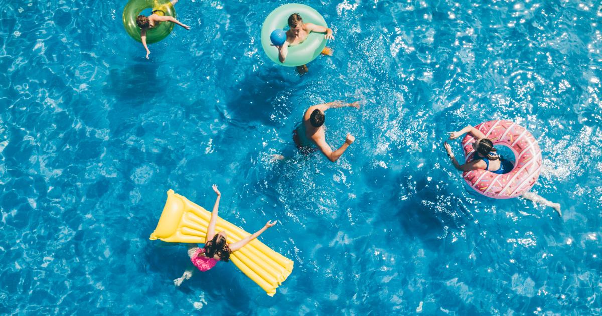 Personas en una piscina.