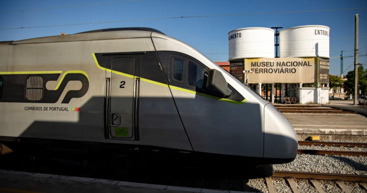Un tren de alta velocidad de la empresa Comboios de Portugal entra en una estación.