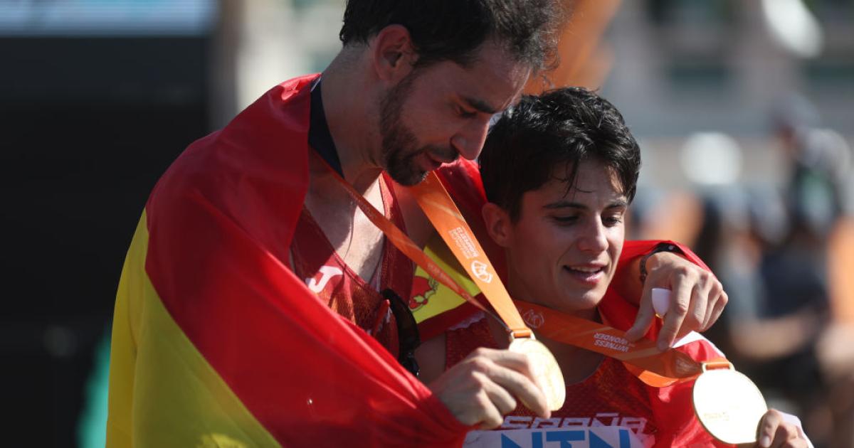 Álvaro Martín y María Pérez, al instante de coronarse ambos bicampeones del mundo en Budapest en 2023