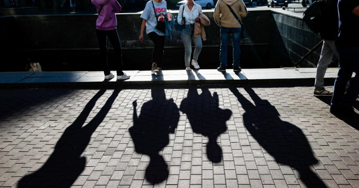 La sombra de los peatones se proyectan sobre la acera de una calle de San Petersburgo.
