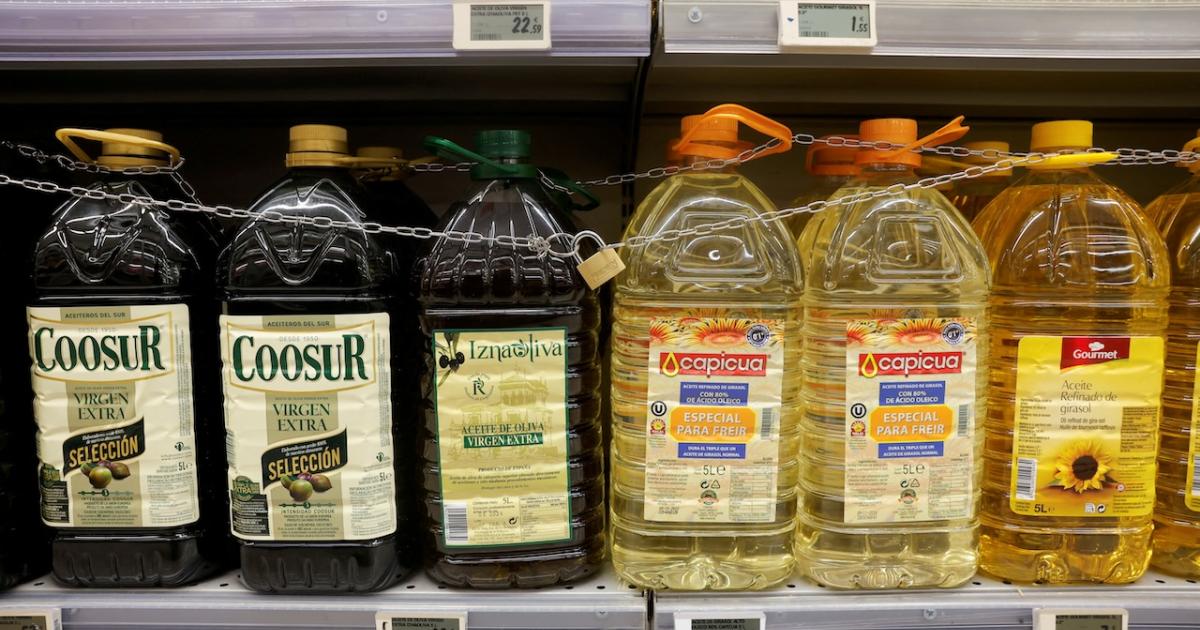 Garrafas de aceite de oliva y de girasol en un supermercado español.