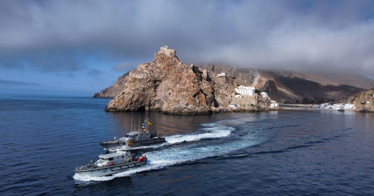 Los dos patrulleros españoles navegan junto al Peñón de Vélez de la Gomera