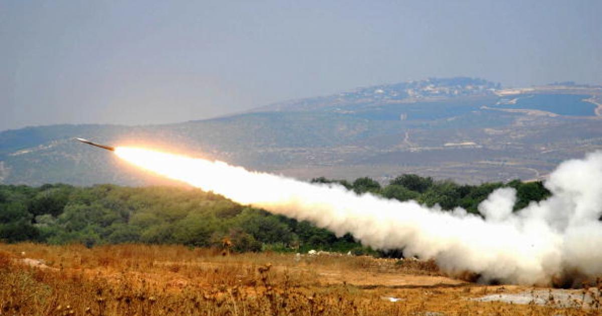 Imagen de archivo de un cohete israelí lanzado desde un Multiple Launch Rocket System (MLRS), contra Hezbulá, en Líbano.