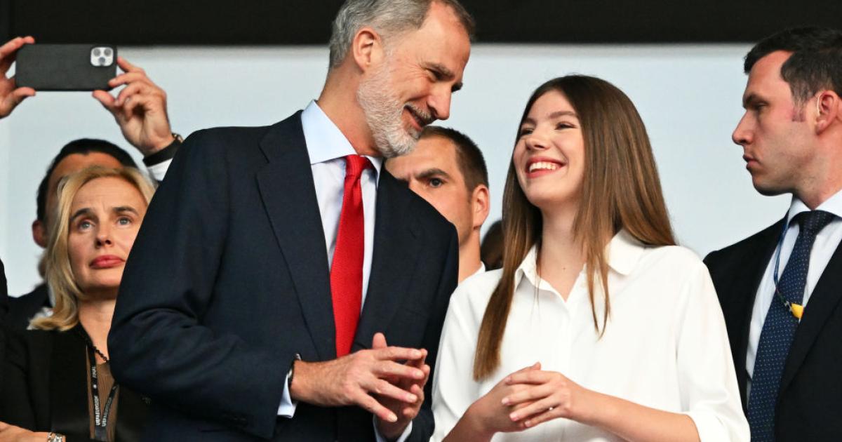 El rey y su hija pequeña, la infanta Sofía, en el palco del estadio Olímpico de Berlín.