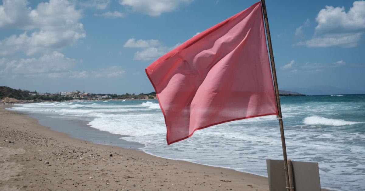 Bandera roja en una imagen de archivo de una playa