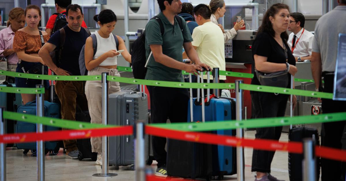 Foto de archivo de colas en Barajas.