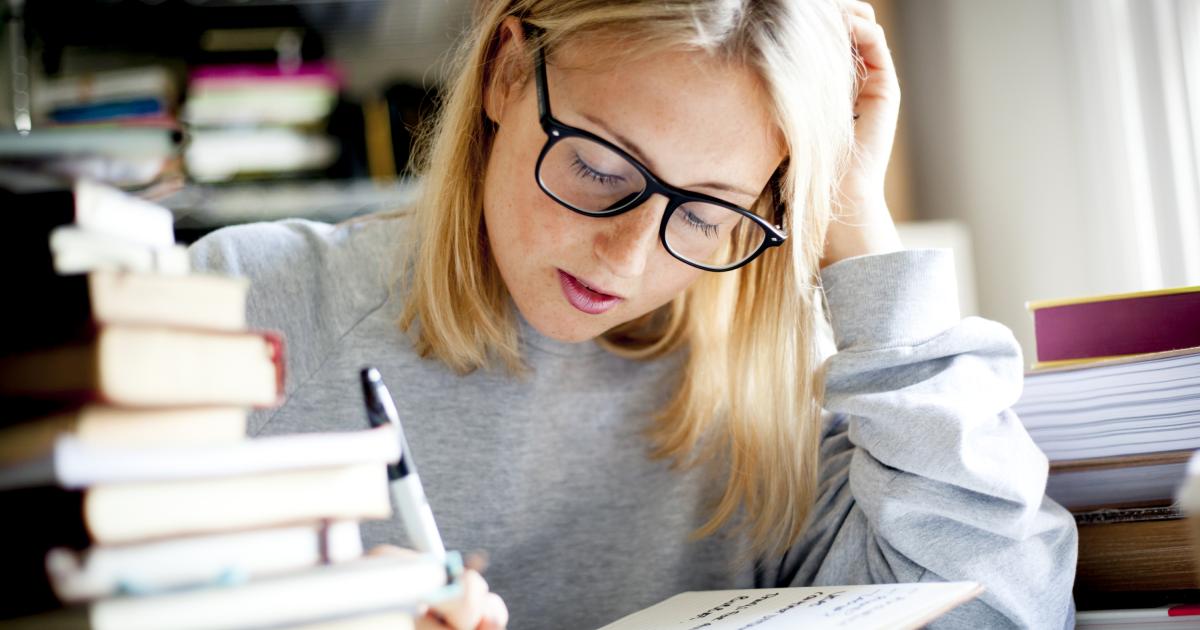 Una mujer estudiando.