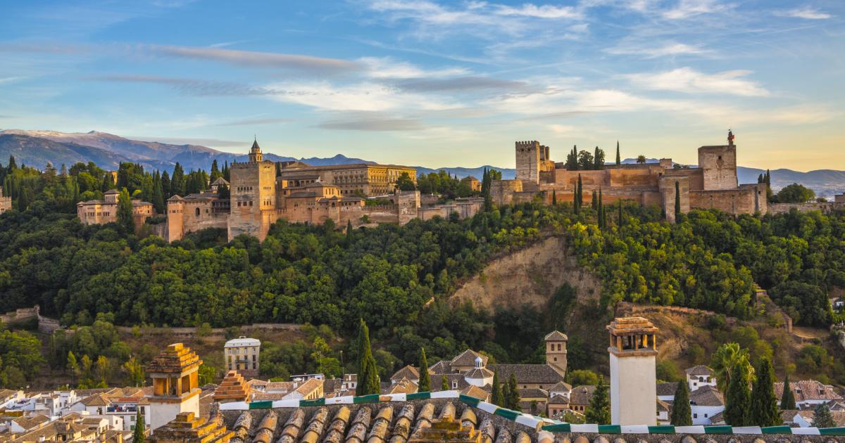 Vista de la Alhambra de Granada y el barrio del Albaicín.