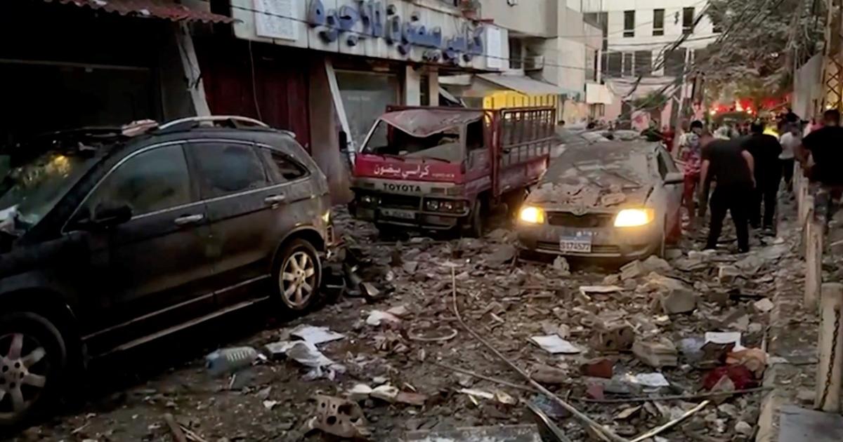 Vehículos dañados en Beirut después del ataque de Israel