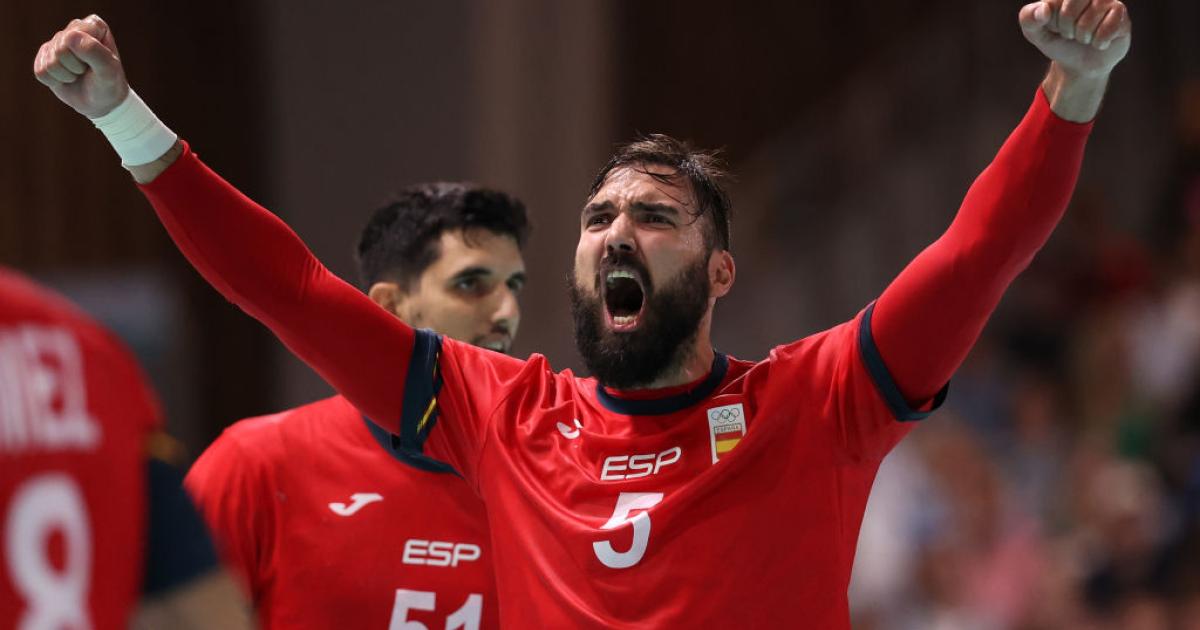 Jorge Maqueda celebra uno de sus goles a Eslovenia en el primer partido de España en París 2024