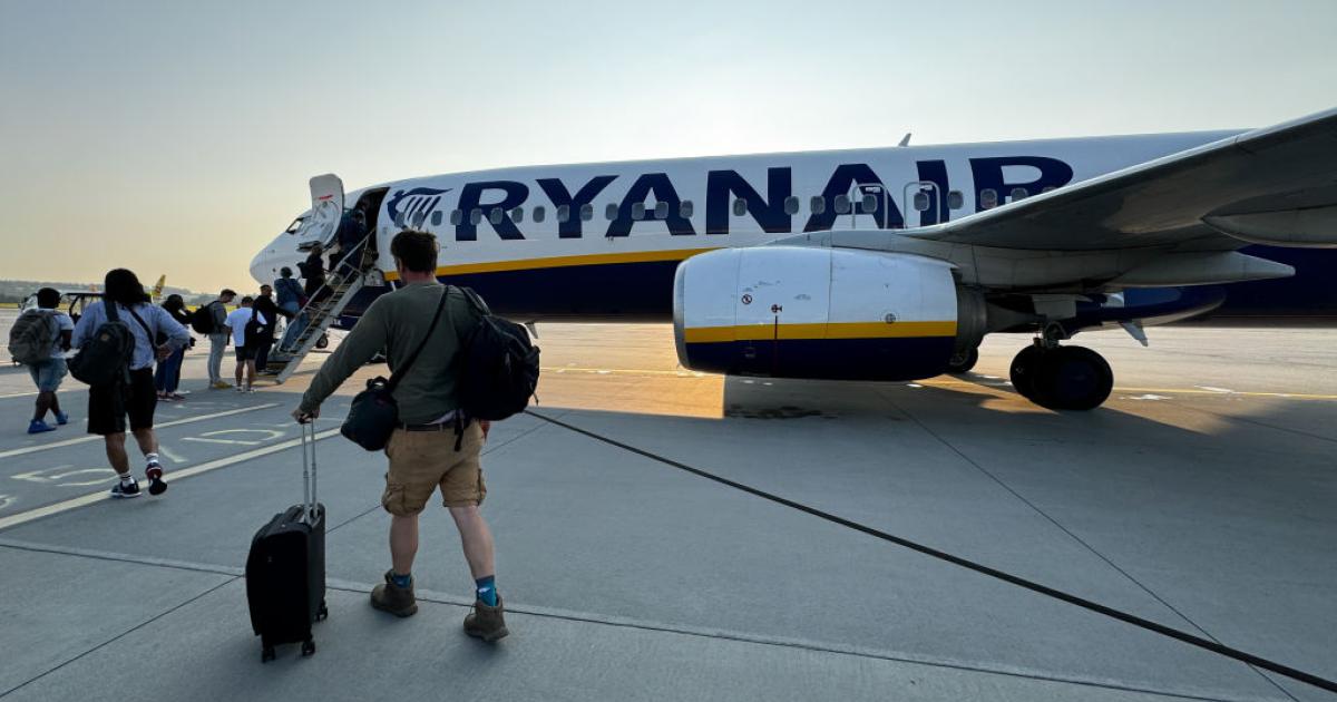 Pasajeros de Ryanair realizando el embarque en un aeropuerto.