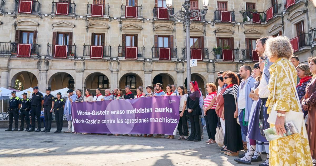 La alcaldesa de Vitoria, Maider Etxebarria (c), junto a la corporación municipal de Vitoria, ha participado este viernes en una concentración para rechazar las dos agresiones sexuales en las fiestas denunciadas en los últimos días, por las que hasta ahora hay un detenido.