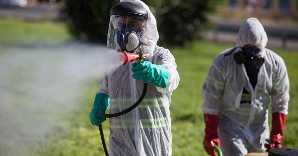 Tareas de desinfección en Coria del Río, enmarcadas en el plan para hacer frente a la transmisión del virus del Nilo por el mosquito tigre.