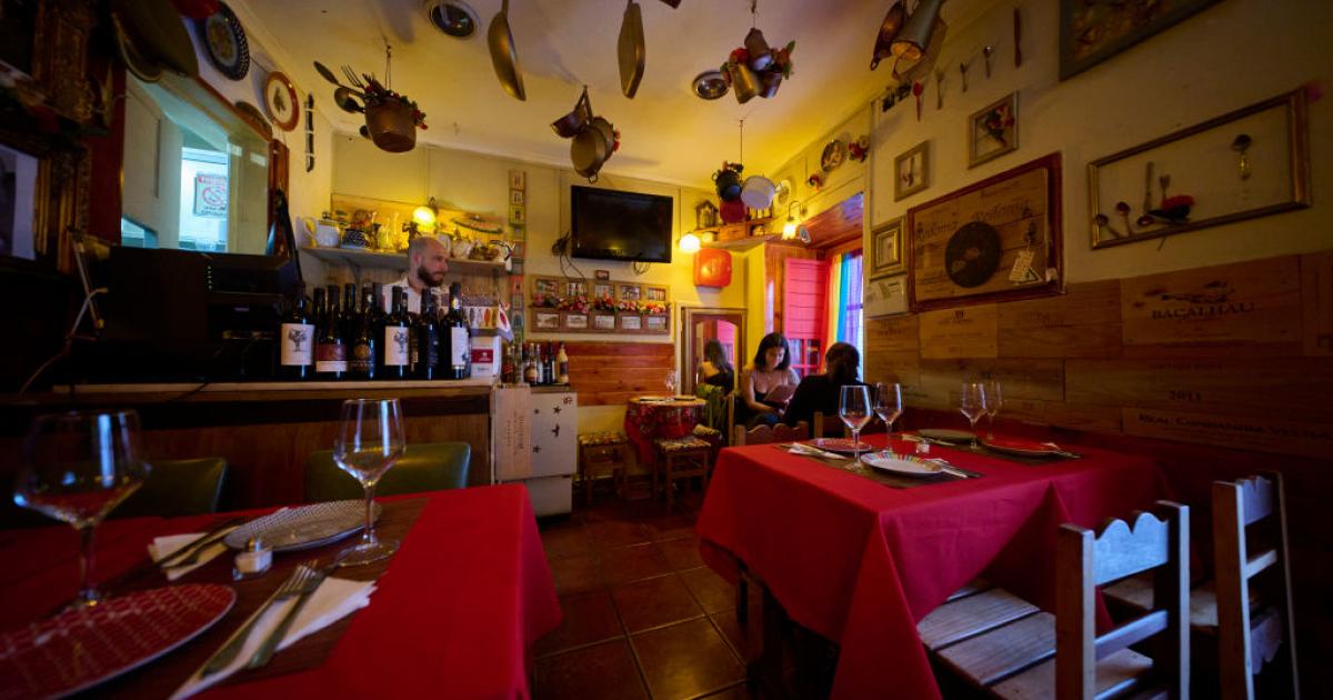 Interior del restaurante 'Lisboa Cheia de Graça' en el Barrio Alto de Lisboa.