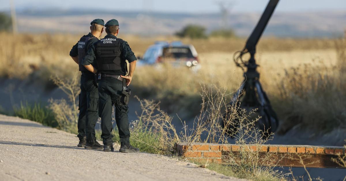 La Guardia Civil rastrea el canal de Mocejón y registra dos domicilios de esta localidad toledana en la que fue asesinado el niño de 11 años Mateo, un crimen por el que ha sido detenido este lunes un joven de 20 años.