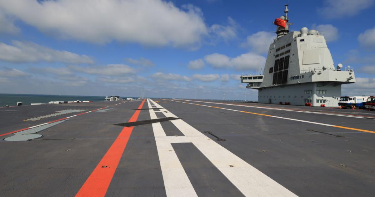 Imagen de archivo de un plano detalle de una pista de un portaaviones chino.