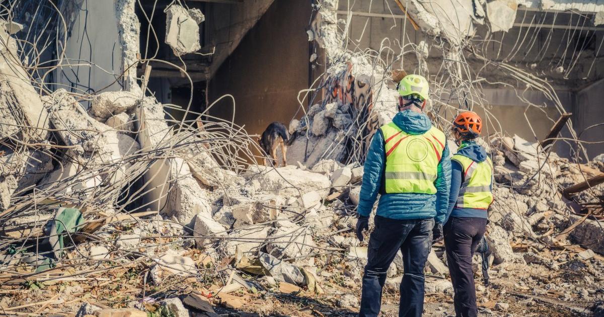 Imagen de un edificio destruido por un terremoto