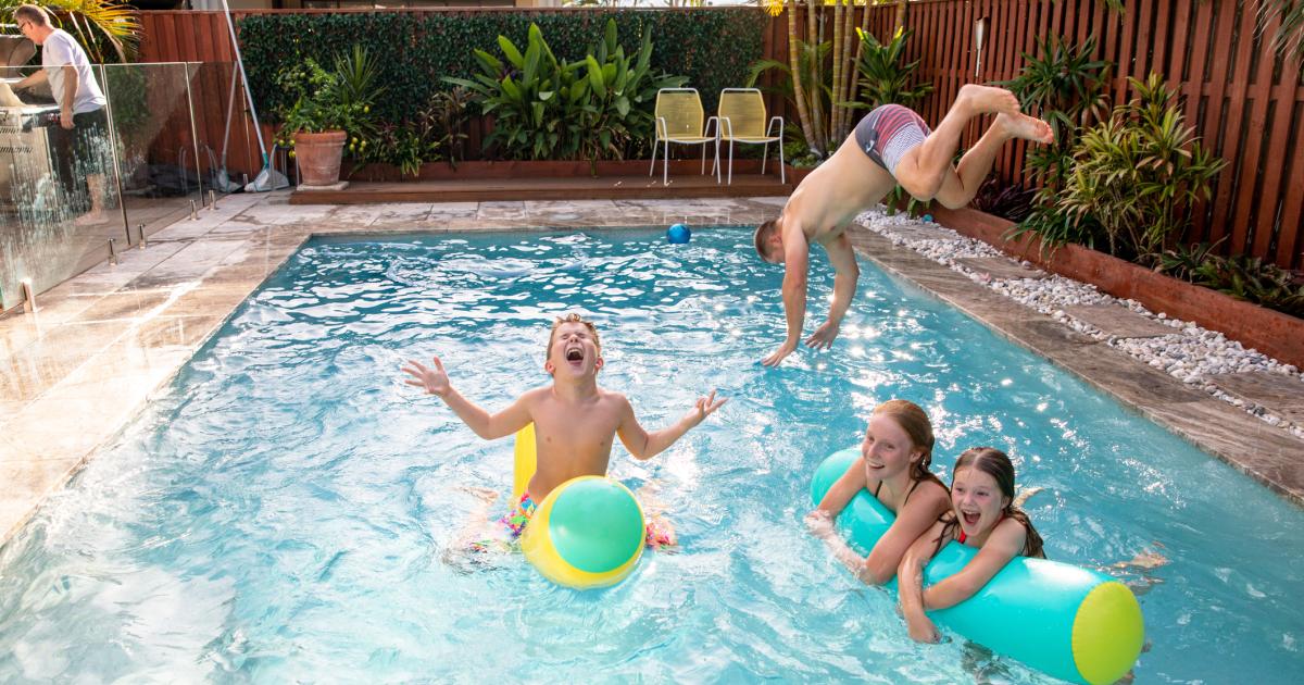 Unos niños en una piscina, en una imagen de archivo.